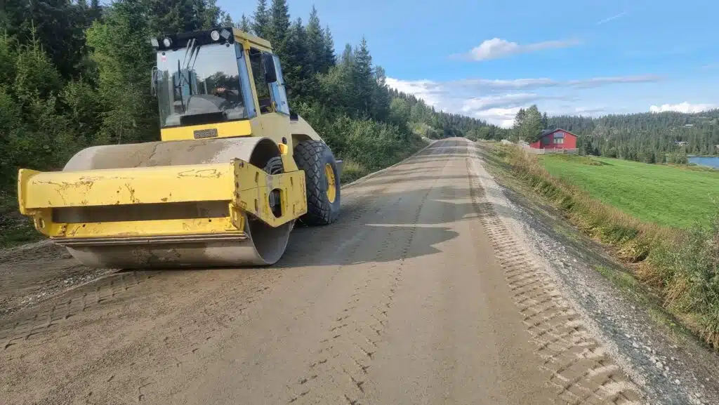 Veivals som kjører på nyanlagt vei
